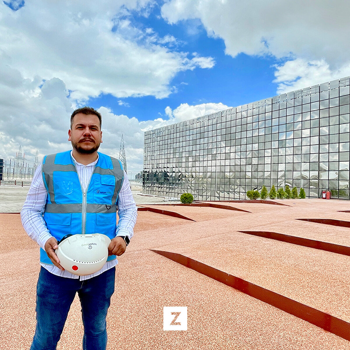 Acıgöl yakınındaki Göktepe Uçuş Pisti'nden kalkış yaptığını anlatan Ulutaş, "Karapınar, uçmak için mükemmel bir yer. Karapınar GES'te güneş ışıklarını denizden yansır gibi yakamoz şeklinde görüyoruz. Her bölgeden göründüğü için de buranın simgesi haline geldi. 2 bin 700 metreden görüntüledim. İki saatlik bir uçuştu." diye konuştu.