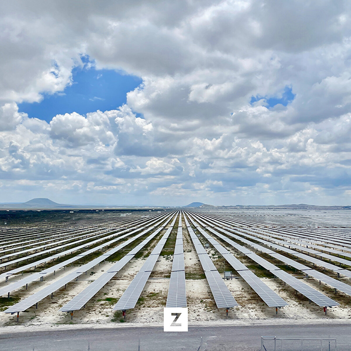 Karapınar Uçuş ve Doğa Sporları Kulübü Başkanı Mustafa Ulutaş, büyüklüğüyle dikkati çeken santral üzerinde yamaç paraşütüyle uçuş gerçekleştirdi. 