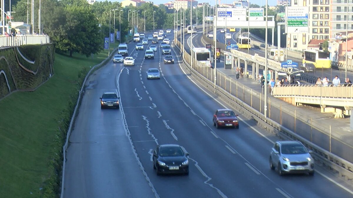 Darülaceze-Perpa Metrobüs Durağında sabah saatlerinde metrobüslerde ve durakta herhangi bir insan yoğunluğunun olmadığı görüldü.<br><br>
