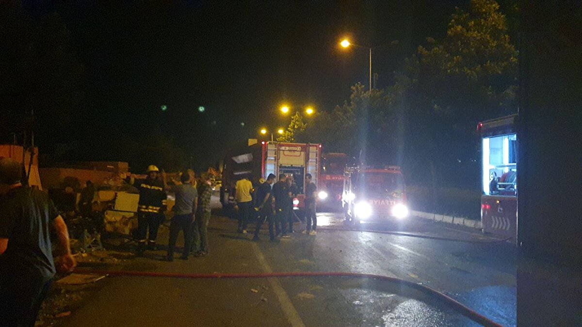 Trafik akışı kontrollü şekilde sağlandı. Patlamalar nedeniyle güçlükle müdahale edilen yangın ise itfaiye görevlilerinin 2 saatlik çabası ile kontrol altına alındı.<br><br>