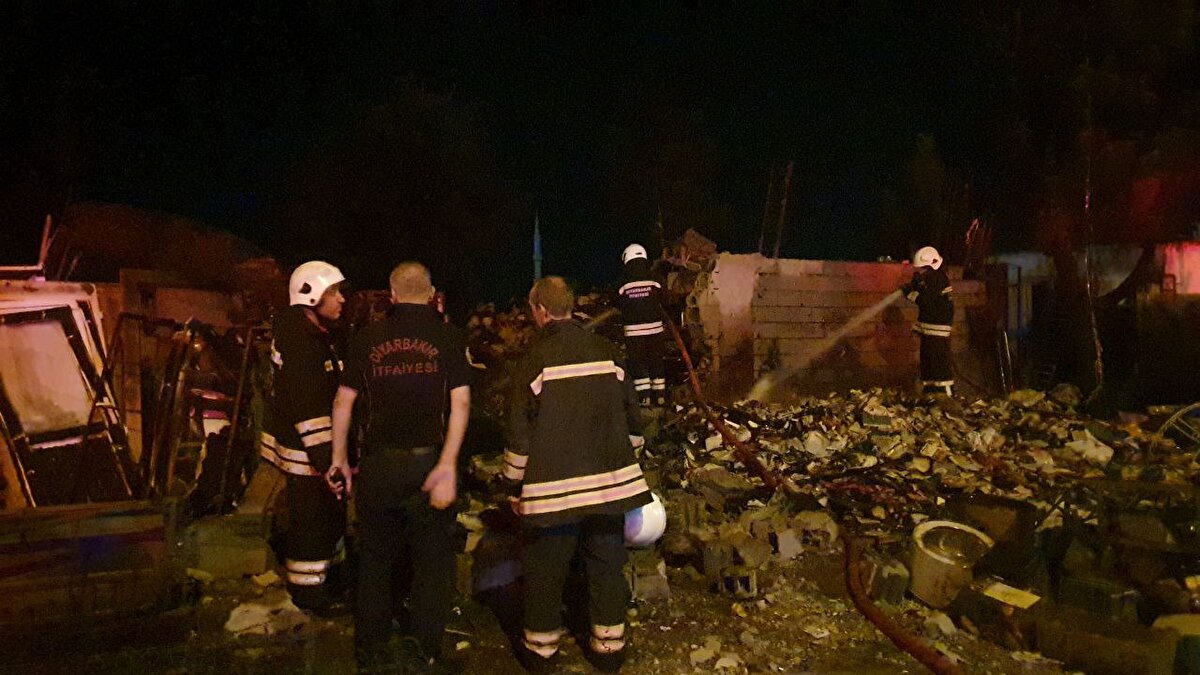 Soğutma çalışmaları sürdürülüyor. Yangında ölen ya da yaralanan olmazken çıkış nedeninin belirlenmesi için çalışma başlatıldı.<br><br>