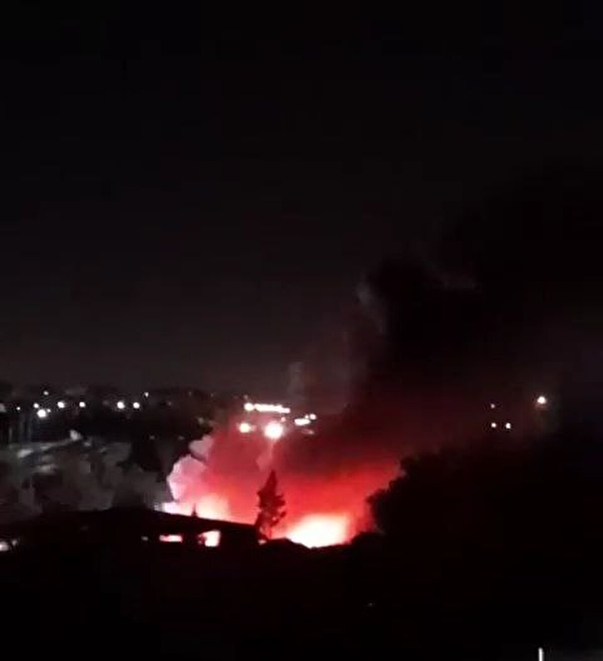 Yangın gece yarısı Bağlar ilçesinde, bir bölümü Mardin Karayolu kenarında bulunan hurda atık depolama alanında çıktı. Depoda henüz bilinmeyen nedenle çıkan yangın, yanıcı özelliği bulunan atık malzemeler nedeniyle kısa sürede büyüdü.<br><br>