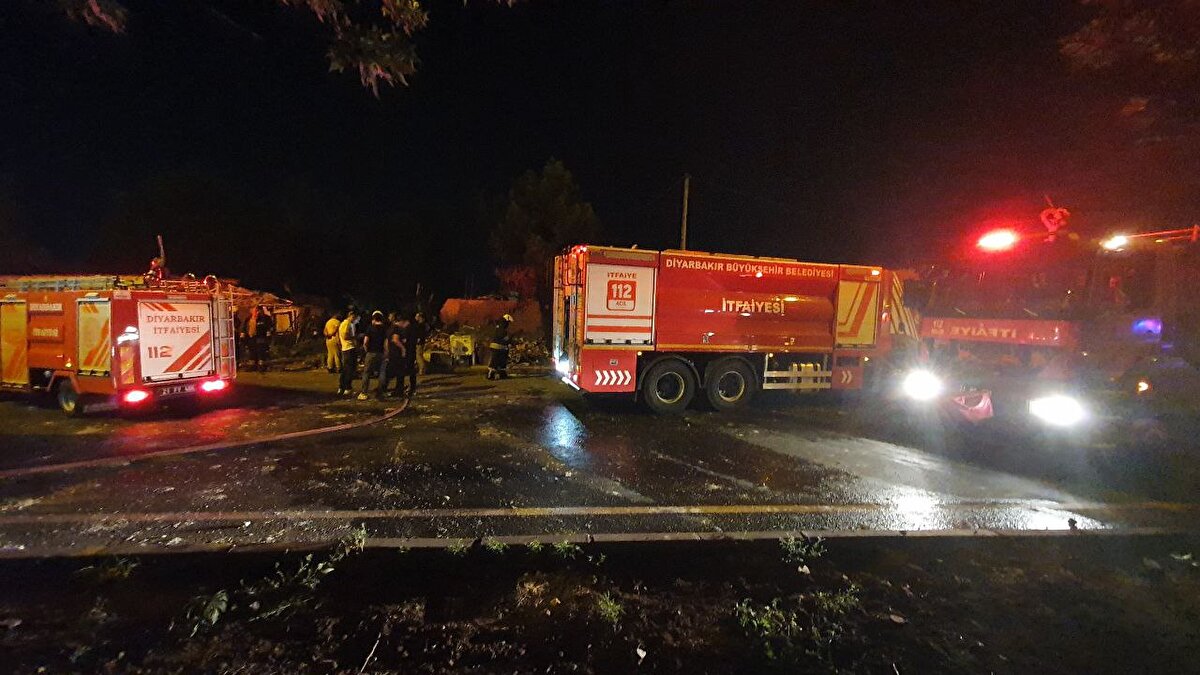 Alevler gökyüzünü aydınlatırken, vatandaşların ihbarı ile olay yerine itfaiye, polis ve sağlık ekipleri sevk edildi. Bu sırada depoda bulunan atık malzemelerden kaynaklı zaman zaman patlamalar meydana geldi.<br><br>