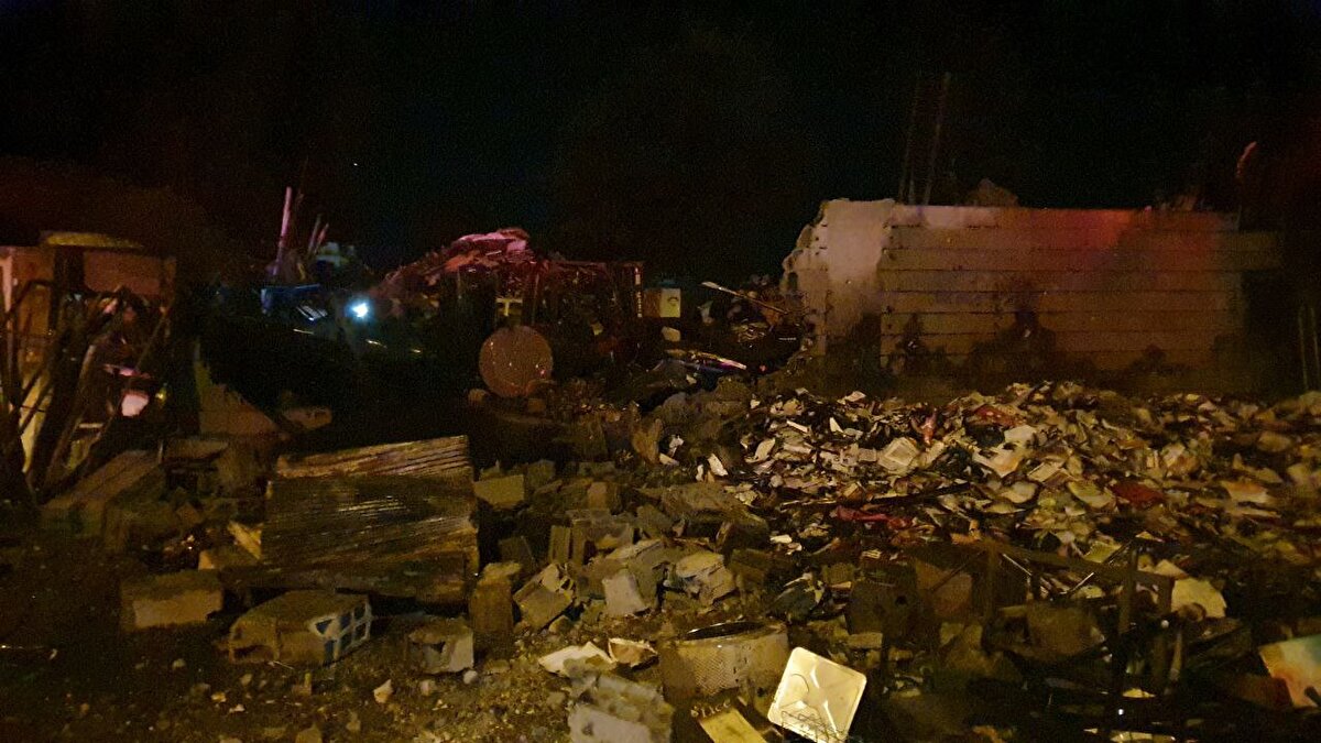 Kısa sürede bölgeye gelen itfaiye ekipleri, yangına müdahale etti. Polis ekipleri ise tedbir amacıyla Mardin karayolunun bir bölümünü ulaşıma kapattı.<br><br>