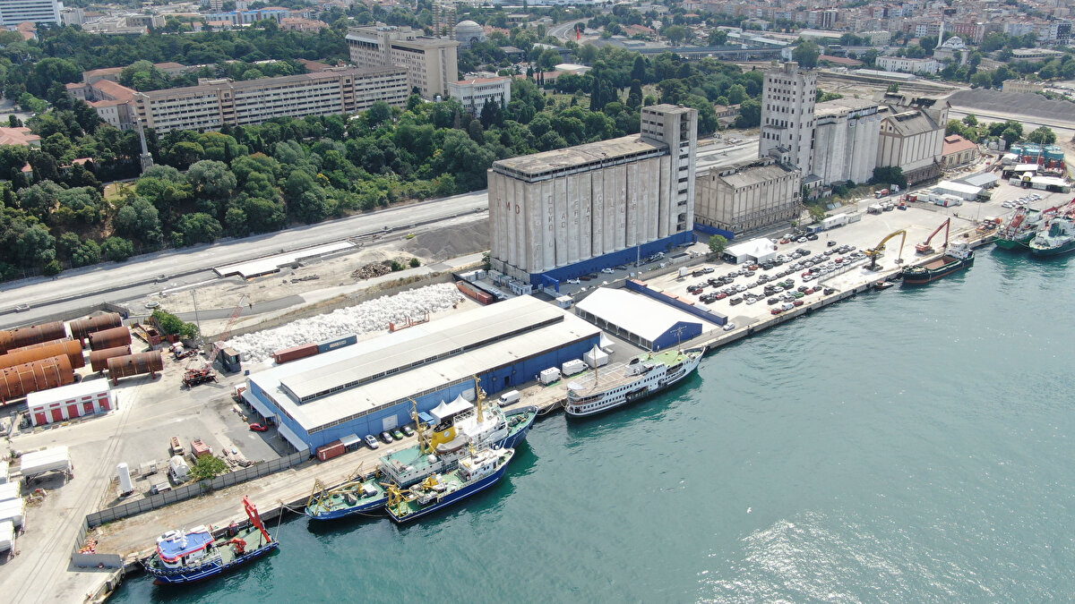 Bu uygulama ile normalde TIR'lara yüklenerek satıldıkları bayilere gönderilmesi gereken araçlarda teslim süresinin bir iki hafta öne alınabildiği, uygulamanın bayram öncesinde vatandaşların araçlarını daha hızlı teslim almaları için hayata geçirildiği öğrenildi.<br><br>