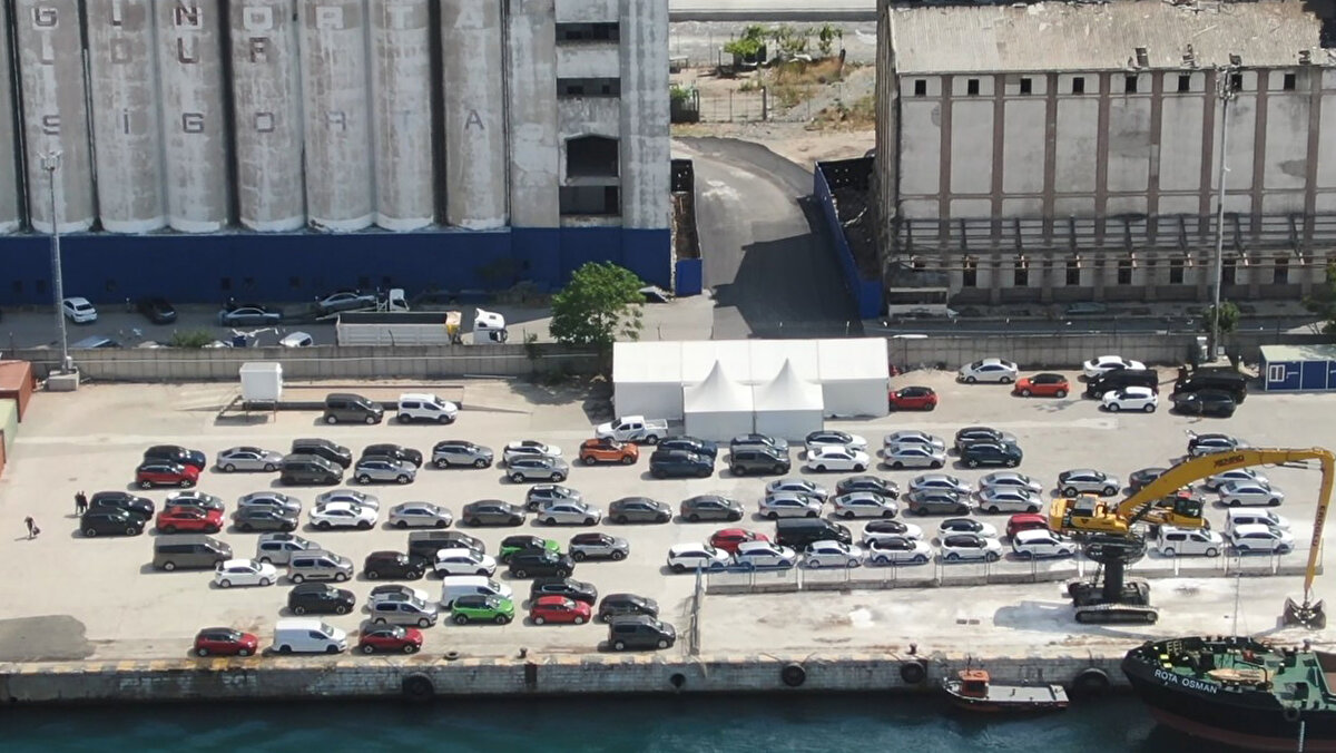 Çadırda, bayiler tarafından otomobillerle ilgili işlemler yapıldıktan sonra, sahipleri çağırılıyor.<br><br>