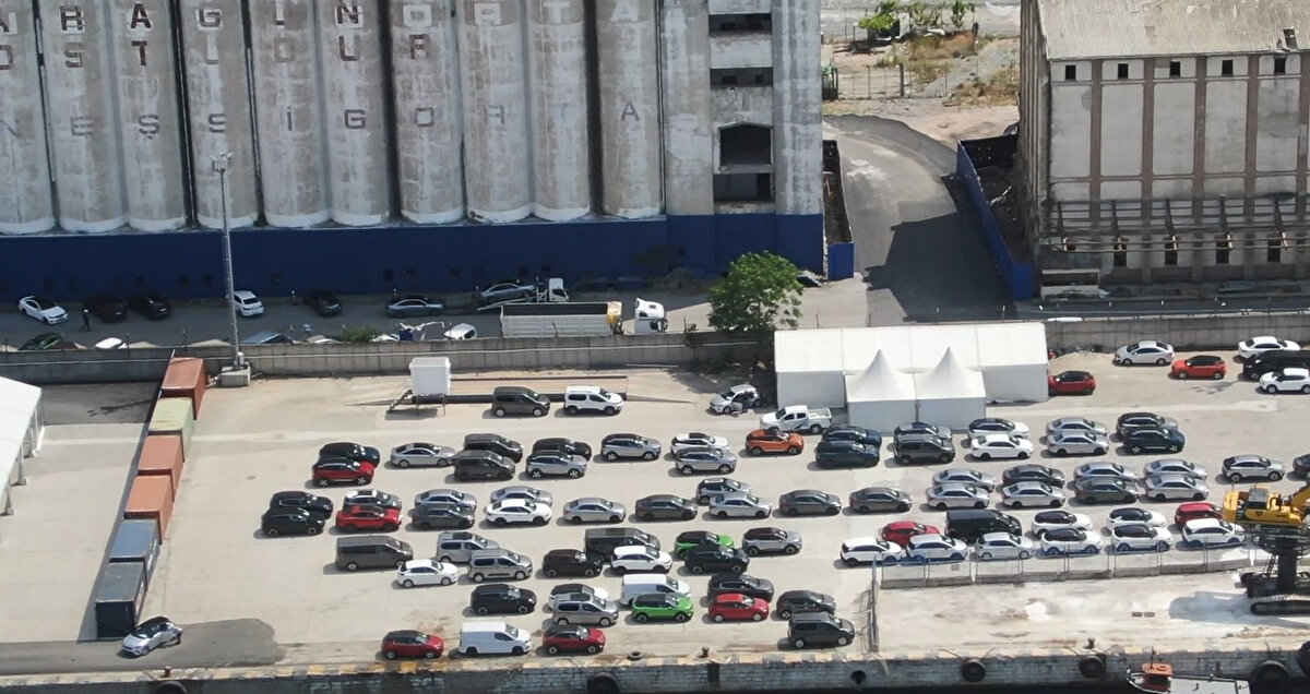 Devam eden uygulamada, gümrük kontrolünden geçerek gemiden indirilen araçlar, TIR'lara yüklenerek satıldıkları bayilere gitmek yerine, Haydarpaşa Garı ve gümrük bölgesinin yanında kalan alandaki çadırlarda bekletiliyor.<br><br>