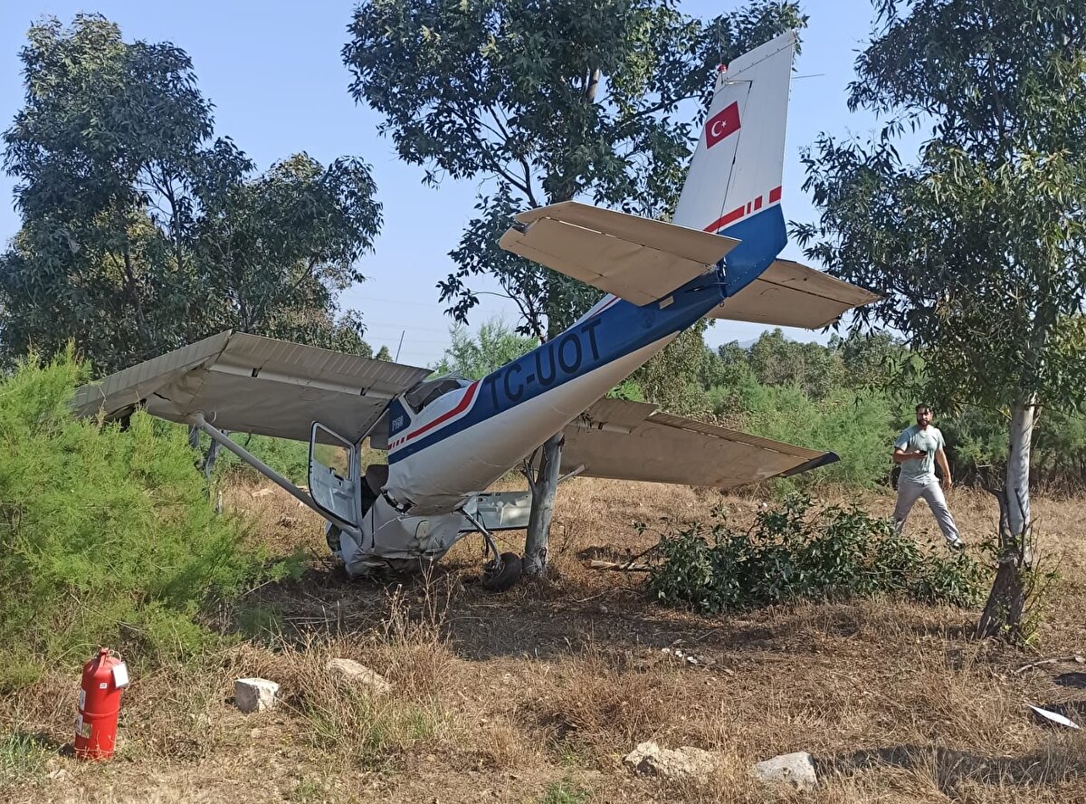 Düşen uçakta bulunan iki kişinin şans eseri hafif yaralı olarak kurtulduğu öğrenildi.<br><br>