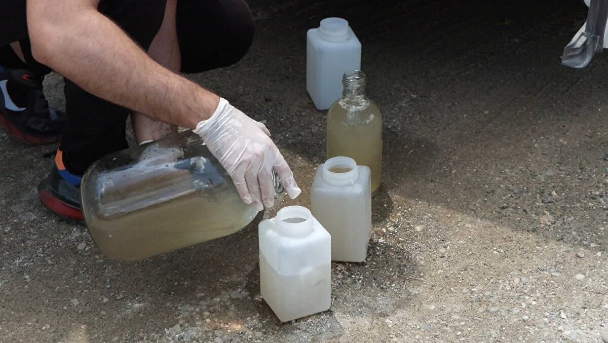 Yayılan koku, bölgede oturan ve denize girmek için gelenleri rahatsız etmeye başladı. Çevre sakinlerinin ihbarı üzerine İstanbul Çevre Şehircilik ve İklim Değişikliği İl Müdürlüğü'ne bağlı çevre denetim ekipleri harekete geçti. Çevreye kötü koku yayan kanalizasyon bacalarının içerisinden numune alınarak inceleme başlatıldı. Yapılan çalışmalarda denize akan lağım suyunun sağlığa tehlikesi, laboratuvar ortamındaki testlerden sonra belirlenecek. Öte yandan İSKİ'ye bağlı ekipler de alana gelerek, dolan hatların temizlemeye başladı. 