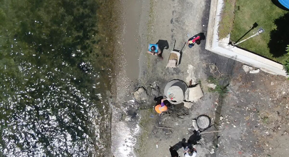 <br>Silivri Sancaktepe Mahallesi'nde iddiaya göre, yaklaşık 2 senedir kanalizasyon suyu denize akıyor. Sahildeki kumların altında bulunan kanalizasyon bacaları, deniz sularının zaman zaman çekilip zaman zaman sahil şeridine kadar gelmesiyle birlikte yüzeye çıktı. Yüzeye çıkan bacaların boruları ise tıkandı. Durum böyle olunca atık sular denize akmaya başladı. 