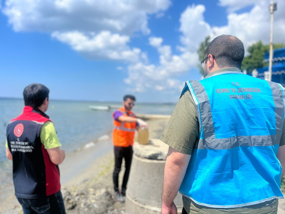 İstanbul Büyükşehir Belediyesi tarafından konuyla ilgili yapılan yazılı açıklamada ise, "Silivri ilçesi Sancaktepe Mahallesi, Yonca Sitesi sahilinde bulunan atıksu hatlarımız, kış mevsiminde dalgaların etkisiyle içerisine kum almakta ve zaman zaman atıksu hatlarında arızalar meydana gelmektedir. Mayıs ayında İSKİ ekiplerince hattın onarımı yapılmış; kanal temizleme aracı ile de atıksu hattı içerisinde bulunan kum temizlenerek, sağlıklı çalışır duruma getirilmiştir. Ancak, sahilde bulunan atıksu bacalarımızın üzerinin kumla örtülmesiyle hatlar tekrar dolmuş; sonuçta meydana gelen bu durum an itibarıyla ekipler tarafından düzeltilmektedir. Kumda bulunan atıksu bacaları yükseltilerek, hat tekrar kanal temizleme aracıyla temizlenmektedir" ifadeleri kullanıldı.