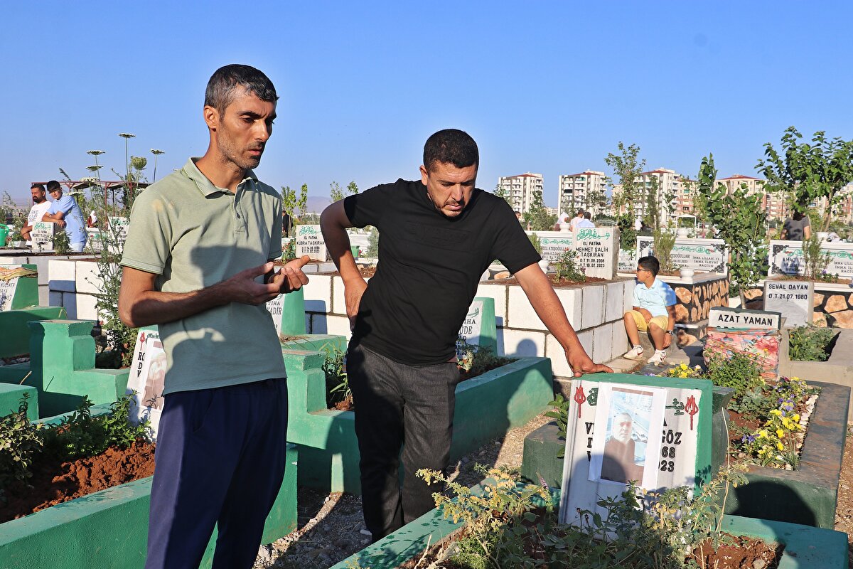 Depremzedeler, yakınlarının mezarlarının bakımını yapıp, dualar etti. Bazıları da gözyaşı döküp, mezar taşlarına sarıldı, mezarlığa gelenlere şeker, gofret ve şerbet ikram edildi.