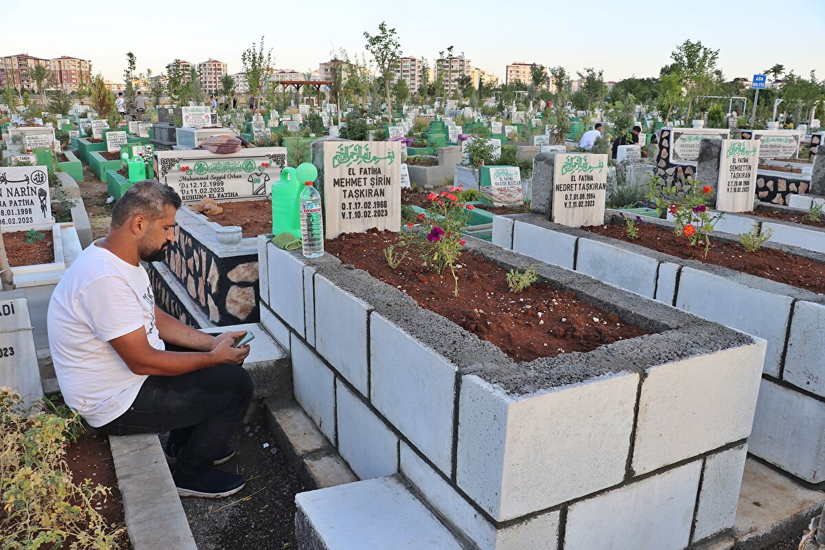 Depremde yıkılan Bağlar ilçesi Tesisler Kavşak'taki apartmanda 5 akrabasını kaybeden Murat Tekgöz, 6 kişilik aileden sadece 1 kişinin sağ kurtulduğunu belirterek, "Amcam, yengem, 2 çocuğu ve 1 torunu, depremde çöken Serin-2 Apartmanı'nda hayatını kaybetti. Sadece küçük bir kızı vardı.