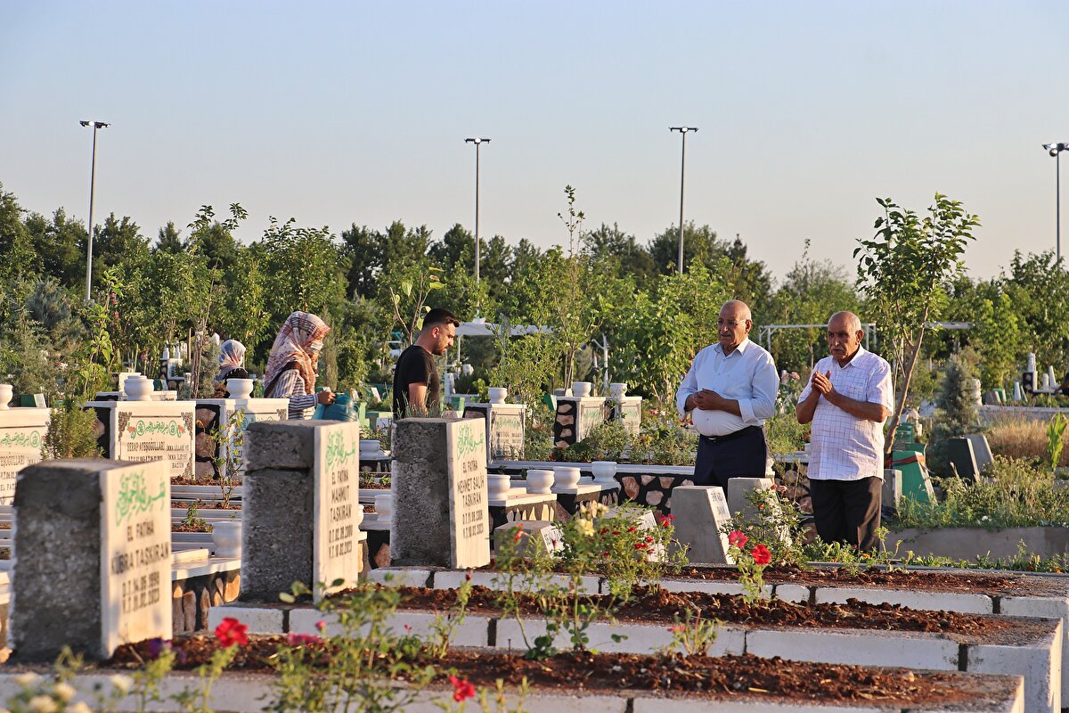 Onun da sadece 1 dişi kırılmıştı. O tek hayatta kaldı. Acımız büyük, 2 bayramdır, bayramımız buruk geçiyor. Bize bayram yok. Bir aile yok oldu" dedi.