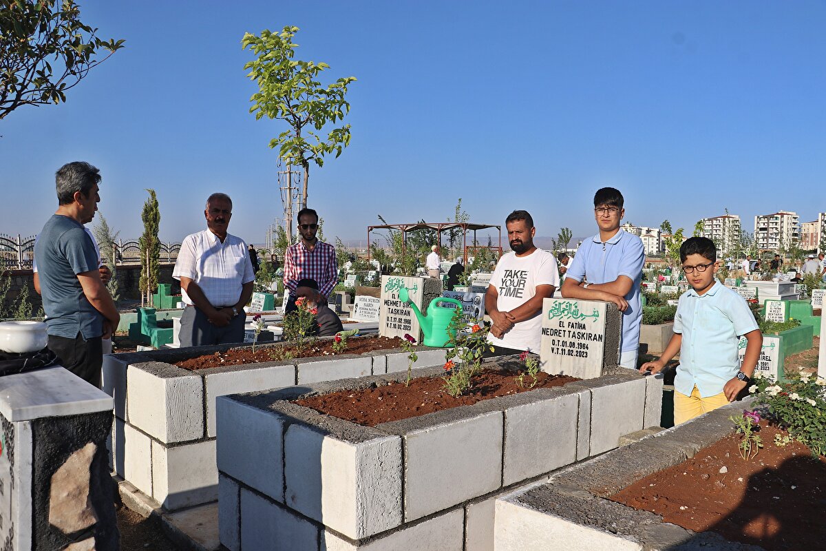 Kahramanmaraş merkezli 6 Şubat'ta meydana gelen depremlerde, Diyarbakır'da hayatını kaybedenlerin yakınları, Kurban Bayramı'nın ilk gününde, bayram namazının ardından Bağlar ilçesindeki Yeniköy Asri Mezarlığı'na gitti.