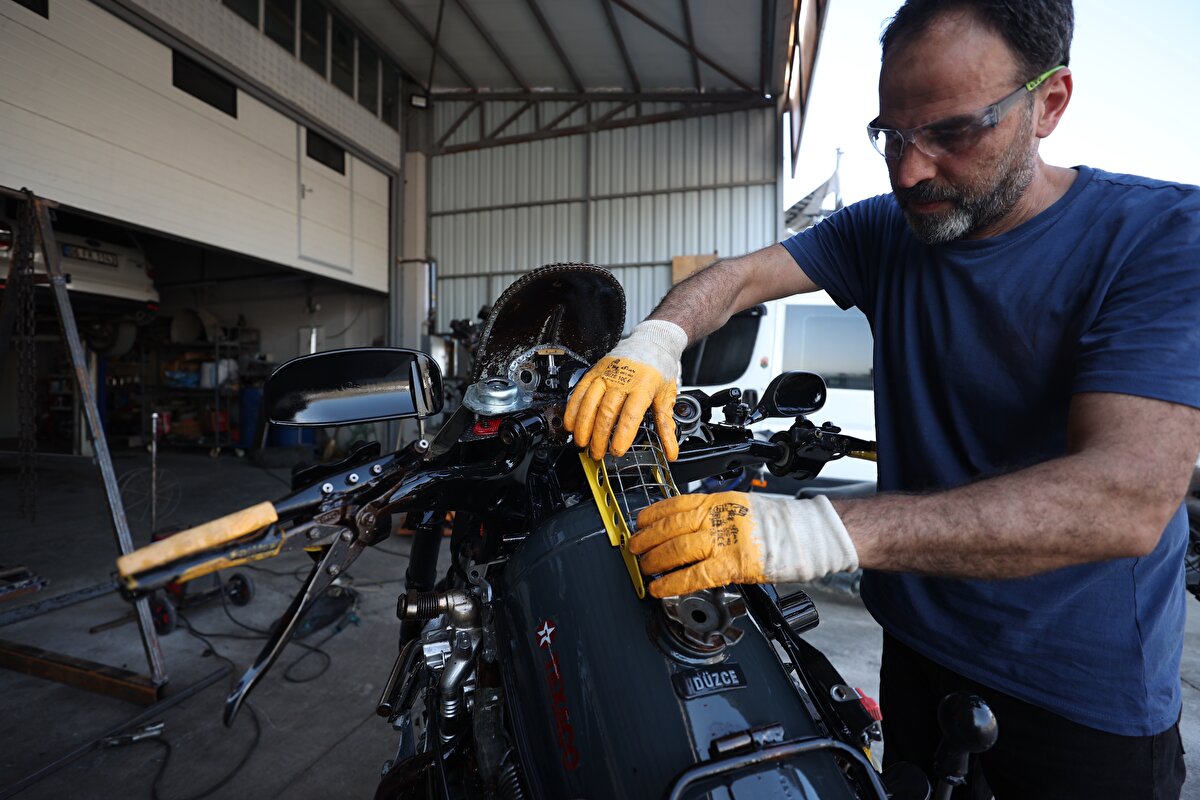 Çetin, 5 ay süren çalışma ile çocukluğundan beri sahibi olmayı hayal ettiği motosikletin 450 kilogram ağırlığındaki maketini oluşturdu.