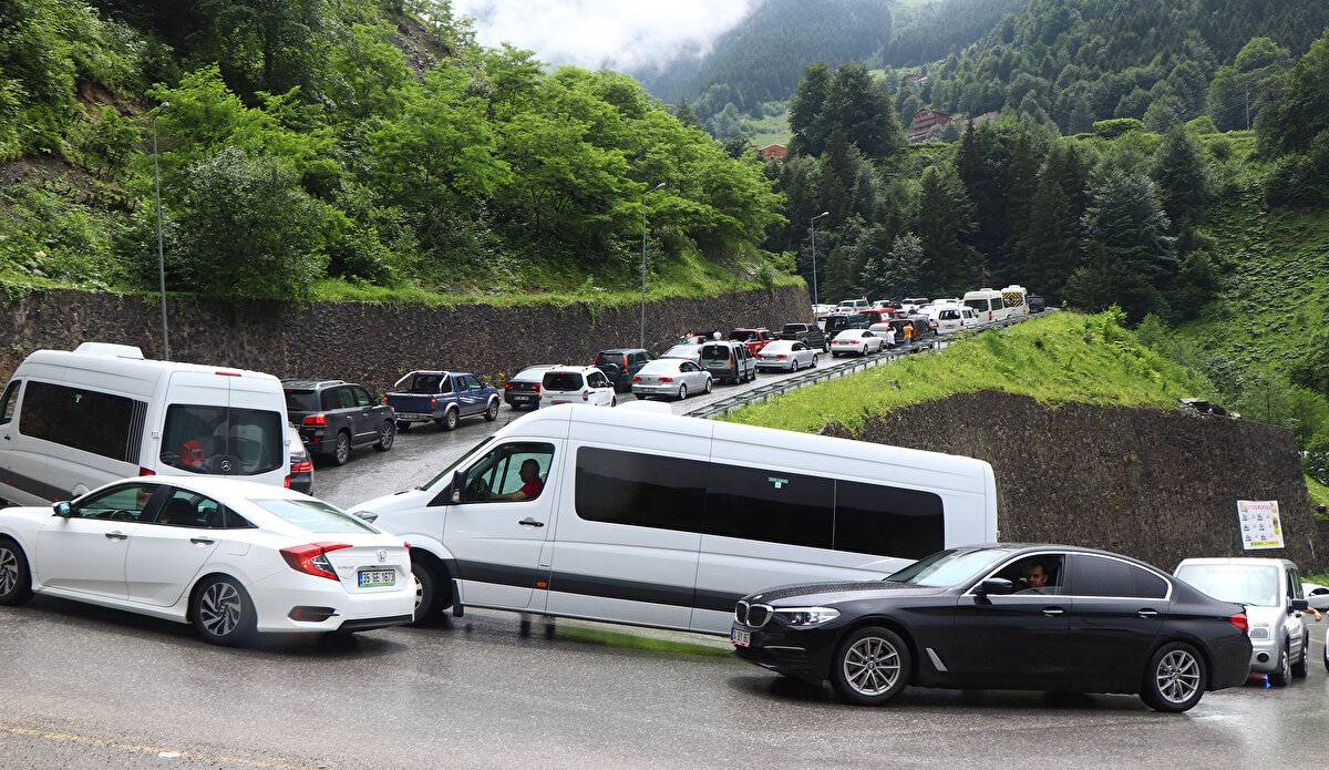 Uzungöl’ün hava kalitesini motorlu araçların tehdit ettiğini de aktaran Prof. Dr. Dindaroğlu, “Uzungöl ülkemizin çok önemli turizm merkezlerinden bir tanesi. Hava kalitesinin kesinlikle bozulmaması lazım onun için gerekli önlemler mutlaka alınmalı. İnsanlar oraya temiz hava almak için gidiyorlar. Oradaki şu anda gördüğümüz en büyük problem partikül konsantrasyonunun artışı. Dolayısı ile yolunda gitmeyen bir planlamanın olduğunu görüyoruz. Özellikle araç trafiği ile ilgili bir planlama olmadığını görüyoruz. 70 pik değeri Uzungöl için korkunç bir değer. Bu anlamda araç trafiğinin yönetilmesi, Uzungöl bölgesi civarına araçların gelişigüzel serbest bırakılmaması, toplu taşıma, ziyaretçilerin transferinde kullanımı önerilebilir.” dedi.<br><br>