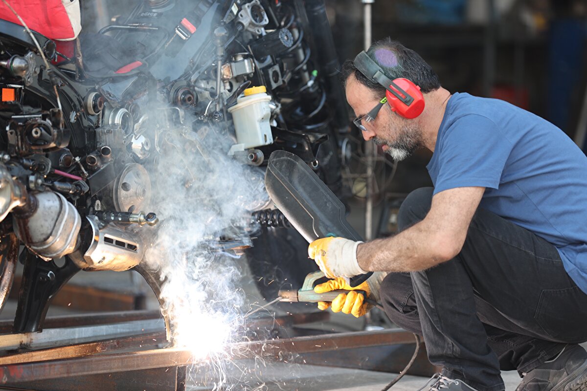 Çetin, sosyal medyadan eserini tanıttığında özellikle yabancıların sürekli sorular sorduğunu belirterek, "Böyle bir motosiklet gerçekte yok, tamamen hayal ürünüm. Türkiye'de birçok firma fiyat sorup almak istedi. Öncelikle sergileyeceğim sonra satışını düşünebilirim." diye konuştu.<br>Yaklaşık 5 aylık süreçte ürünün meşakkatli aşamalardan geçtiğini vurgulayan Çetin, "Öncesinde parçaların hurdaya ayrılması var. Bu, tamamen kafamda tasarlamam gereken bir durum. Parçalar çıktığında nereye ne monte edeceğimi görüyorum. Bunu evrak üzerinde değil kafamda tasarlıyorum." ifadesini kullandı.