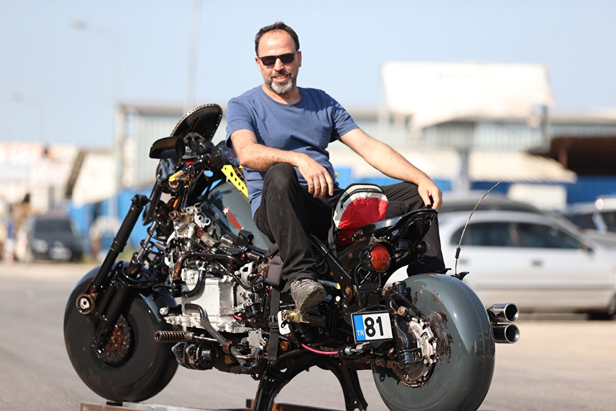 Topladığı atık parçalardan tamamen hayal ürününün ortaya çıktığını anlatan Çetin, "1,40 metre boyundaki motosikleti, iş yerimizde hurdaya ayrılan parçalardan yaptım. Güzel bir görüntüsü oldu." diye konuştu.