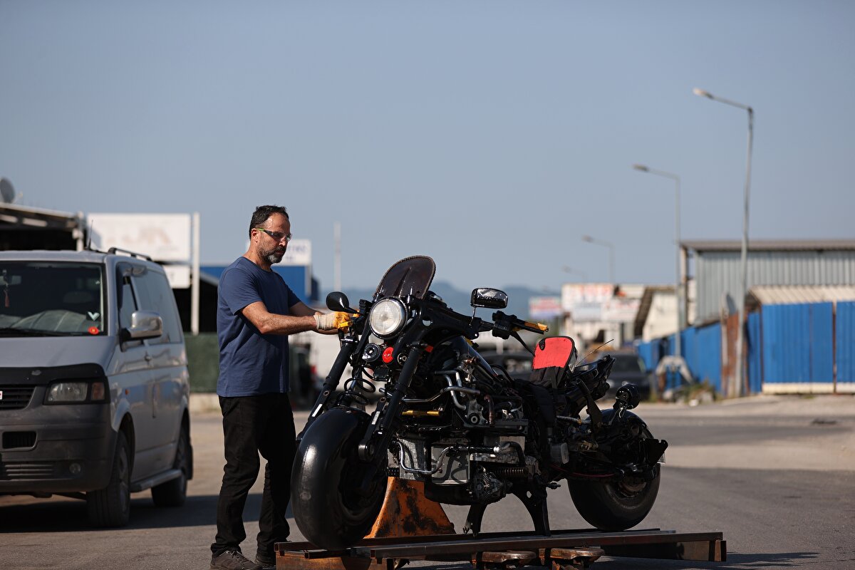 "MÇ81" ismini verdiği maketi sosyal medya hesabından tanıtan Çetin'in takipçileri, orijinal görünümü dolayısıyla ilk başta gerçek zannettikleri ürünle iş yerine gelip fotoğraf çektiriyor.