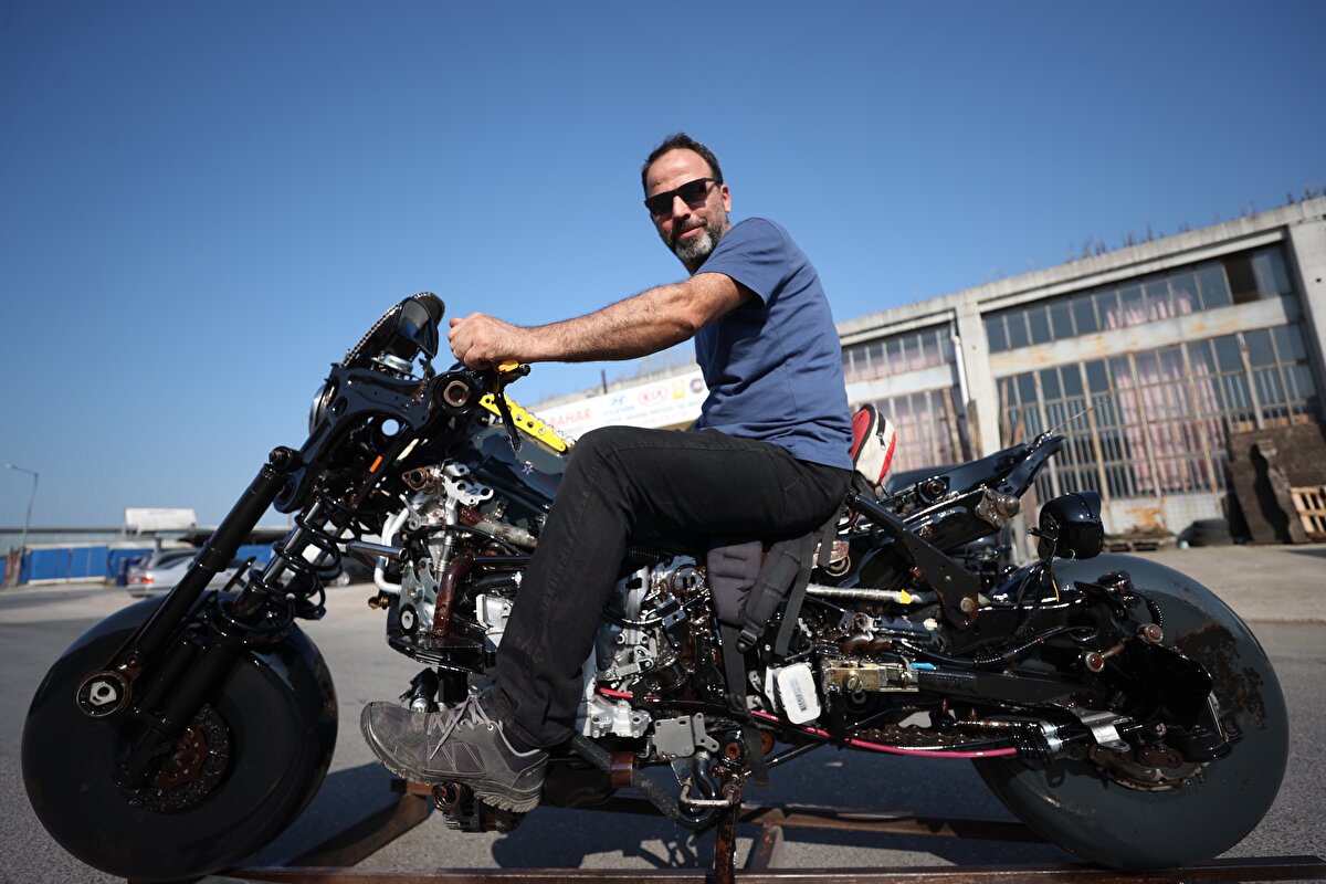 Çalıştığı serviste kelimenin tam anlamıyla "sıfır atık" projesini uyguladıklarına dikkati çeken Çetin, motorun maketine Murat Çetin ve Düzce plakası 81'in birleşimi olan "MÇ81" ismini verdiğini kaydetti.