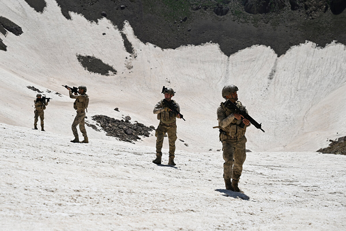 Kış boyunca kara yolu kapanan, çoğu zaman havadan da ulaşılması mümkün olmayan üs bölgesi, hiç ikmal almadan aylarca askerlerin ve binadaki ihtiyaçların karşılanabileceği malzemelerle destekleniyor.