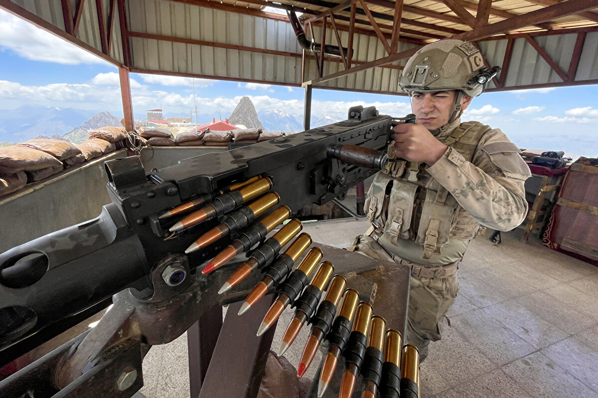 Teknolojinin tüm imkanları kullanılan, yerli ve milli silahlarla donatılan üs bölgesinde, ana bina ve kuleler arasındaki ulaşım, kışın 10 metreyi aşan kar ve güvenlik nedeniyle yer altı tünellerinden sağlanıyor.