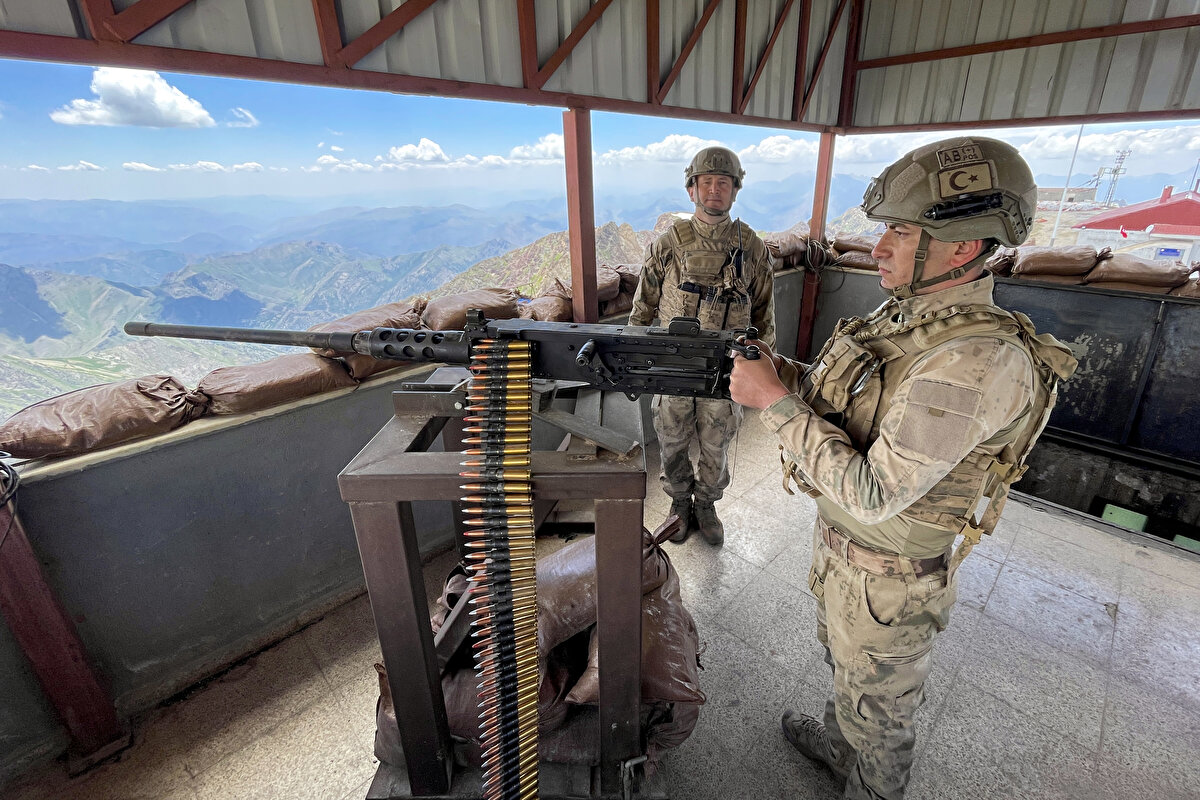 Yükseklik ve iklim nedeniyle metrelerce karın bulunduğu bölgede görevli jandarma komando ve güvenlik korucuları, terör faaliyetlerinin önlenmesi ve vatandaşların güvenliğinin sağlanması için gece gündüz nöbet tutuyor.