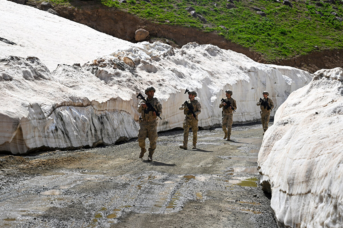 "Üs bölgesindeki jandarma komandolar ve güvenlik korucuları, 12 ay boyunca göreve çıkmak için hazırdır beklemektedir. Burada genellikle mevsim ve arazi koşulları ile mücadele halindeyiz. Hazirana rağmen karla mücadele ediyoruz. Kışın da çoğu zaman karı eriterek kullanma suyu elde ediyoruz. Jandarma komandolar ve güvenlik korucuları olarak, milletimizin duası, devletimizin sağladığı yerli ve milli teknolojik imkan ve silahlarla son terörist etkisiz hale gelinceye kadar görevimizin başındayız."<br>