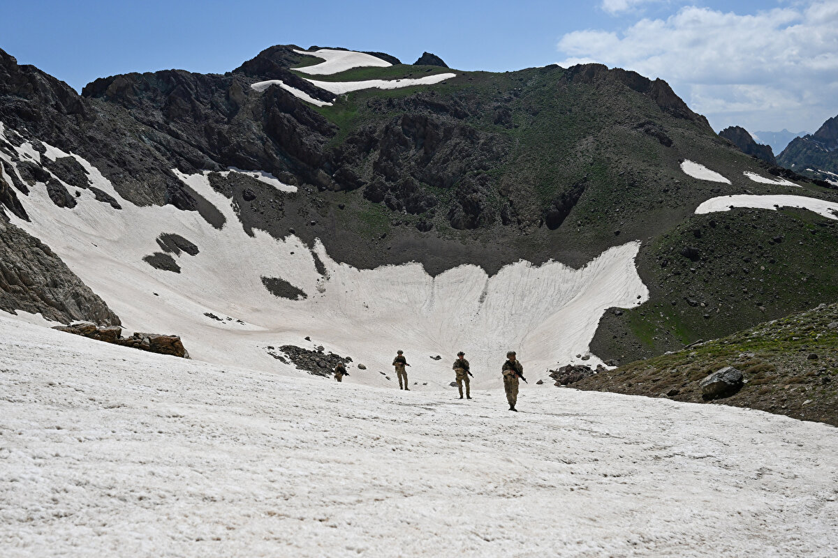 Huzur ve güven ortamının devamı için zor şartlarda çalışan güvenlik güçleri, vatan savunmasını bayramda da omuz omuza sürdürüyor.