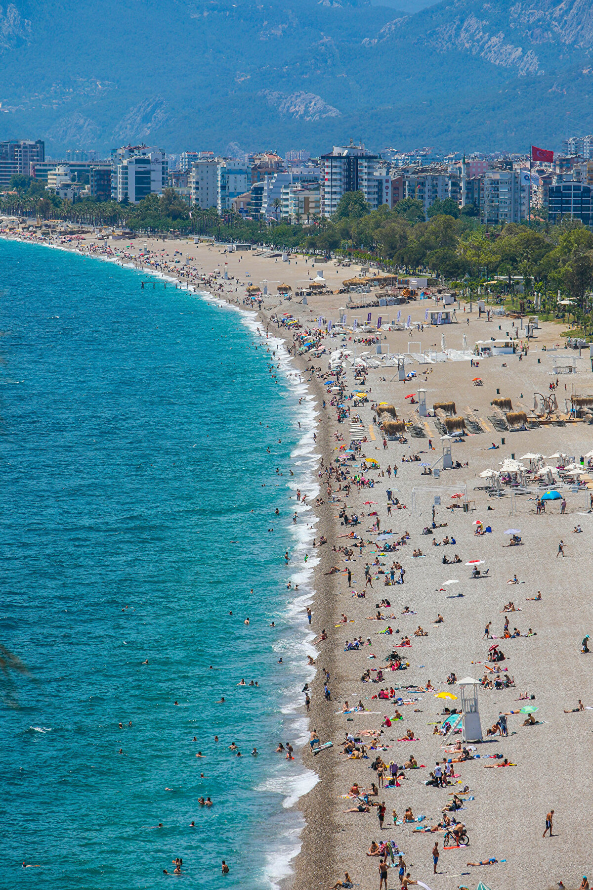 Sahilde locaların yakınındaki şezlongda vakit geçirip denize giren Ayten Aktaş, Almanya'dan tatile geldiklerini ve tatil günlerinin çoğunu denize girerek geçirdiklerini anlattı. Aktaş, "Loca fiyatının pahalı olmasından dolayı tercih etmiyoruz. Parayı sokakta toplamıyoruz, çalışıyoruz ve bütçemiz var. Tatil için bütçe belirledik. Bütçemize göre değerlendirip tatil yapıyoruz" dedi.<br><br>Aydın Aktaş ise "Şezlongda daha rahat ediyoruz. Fiyatı daha uygun. Locada günü geçirmek insanların tercihine göre değişir. Aylık kiralama ücreti benim için pahalı. Şezlongda tatil yapmak da güzel. Paranın yanı sıra ihtiyacımız olmadığı için locada vakit geçirmeyi gerekli görmüyorum" diye konuştu.<br><br>Eşi ve çocuğuyla tatilini Antalya'da yapan Coşkun Çevik ise "Sahilde vakit geçirmeyi seviyoruz. Denize giriyoruz, çocuğumuzla oynayıp vakit geçiriyoruz. Günlük 4 bin lira harcamamız oluyor. Loca fiyatları parası olana uygun. Bazıları orada vakit geçirmek istiyor. Ben de ailemle 2 günümü locada geçirdik. Denemek istedik. Şezlongdaki konfor ile locadaki konfor bence aynı."