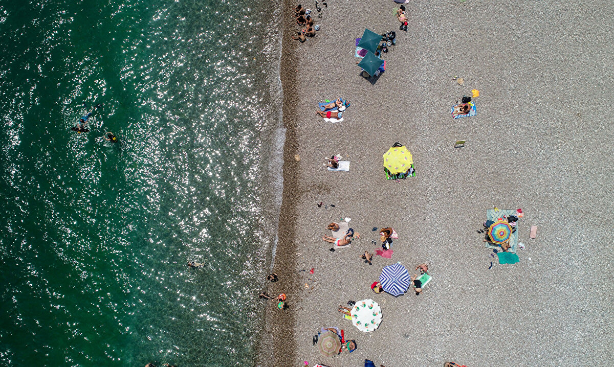 Sahildeki bir işletmenin sahibi Ali Yılmaz, "Localar 8 kişinin rahatlıkla kullanabileceği konforda. Kalabalık misafirler, çocuklu aileler genelde tercih ediyor. Günlük fiyatı 3 bin lira. Aylık kiralama ücreti 75 bin lira. Aylık kiralayanlar nadir oluyor ama haftalık rezervasyon sıklıkla oluyor. Avrupa'dan gelen misafirlerimiz genelde haftalık loca tercih ediyor. Haftalık kiralama ücreti 16 bin lira. Misafirimiz loca kiraladıktan sonra yiyecek ve içeceklerinin ücretini ekstradan ödüyor." dedi.<br><br>