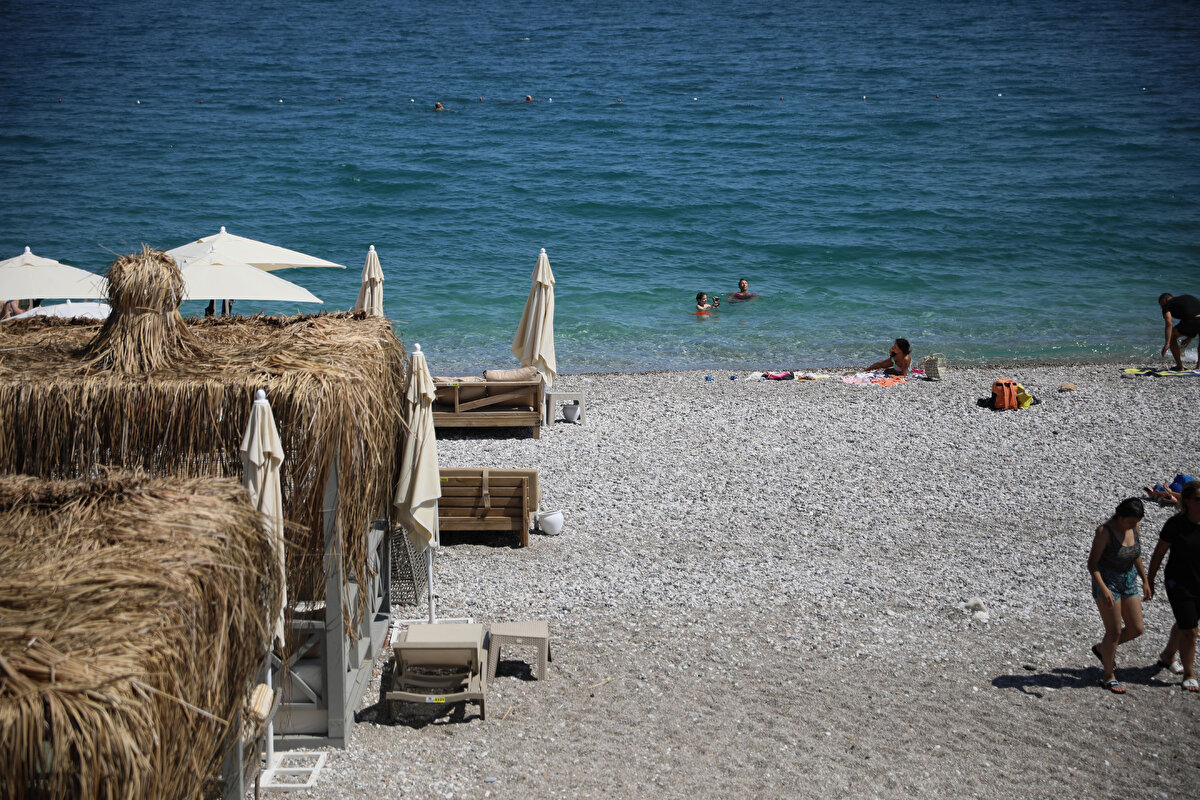 Bayram tatilinde on binlerce tatilci Konyaltı'nda tercihe göre sahilde güneşlenip denize giriyor, "beach" olarak adlandırılan işletmelerde eğlenceli vakit geçiriyor.<br><br>Giriş ücreti ödenmeyen plajlarda, özel eğlence ve hizmetleriyle müşterilerini ağırlayan "beach"ler farklı aktivitelerle tatilcilere gece gündüz eğlenceli dakika geçirme imkanı sunuyor.
