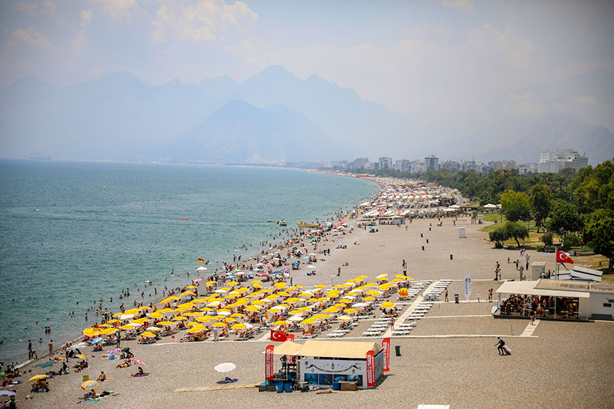 Sahilde bazı tatilciler özel hizmet sunulan localarda tatil yapmayı tercih ettiği görüldü. Günlük kiralama ücreti ödeyen tatilciler, özel ikramlar ve yiyecek içecek hizmetiyle müşterilerini ağırlayan tesislerde eğlenceli vakit geçirip, bayram tatilini Antalya'da geçirmenin keyfini yaşadı. Locada beraberindeki 5 kişiyle gününü geçirmek isteyen tatilciler, işletmelere ve hizmete göre değişen fiyatlarda kiralama bedeli olarak günlük 3 bin lirayı gözden çıkardı.<br><br>Localar isteğe göre haftalık 16 bin lira, aylık ise 75 bin liraya kiralanıyor.<br><br>Ev kirası fiyatlarındaki artış nedeniyle son dönemde ev sahibi kiracı anlaşmazlıklarının yaşandığı kentte, en ucuz ev kirası 6 bin liradan başlıyor. Sahilde 1 aylık loca kiralama ücretinin kentteki bir evin yıllık kira bedeline eşit olması dikkati çekti.