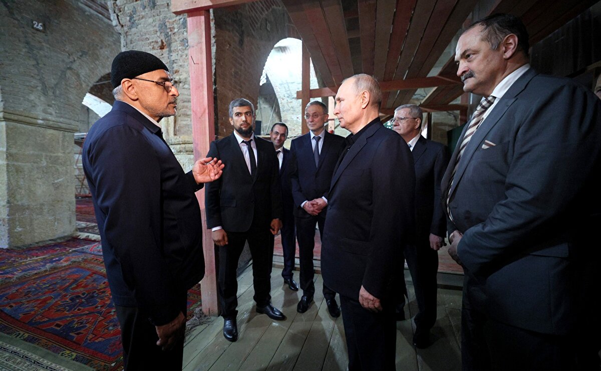  İsveç'te Kur'an-ı Kerim yakıldığı gün gerçekleşen ziyarette Putin, bazı ülkelerde Kur'an-ı Kerim'e yapılan saygısızlığın suç olarak görülmediğine işaret ederek, "Bizim ülkemizde ise bu, hem anayasaya göre hem de ceza kanununa göre suçtur." dedi.