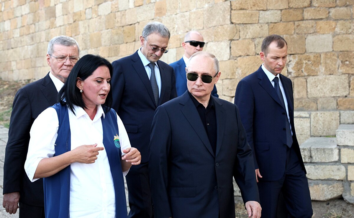 Putin, hediye için teşekkür ederek "Kur'an-ı Kerim, Müslümanlar için kutsaldır ve diğerleri için de kutsal olmalıdır. Biz başka ülkelerde farklı şekilde davranıldığını biliyoruz. İnsanların dini duygularına saygı göstermiyorlar ve bunun da suç olmadığını söylüyorlar. Bizim ülkemizde ise bu, hem anayasaya göre hem de ceza kanununa göre suçtur. Biz her zaman bu kurallara bağlı kalacağız." diye konuştu.