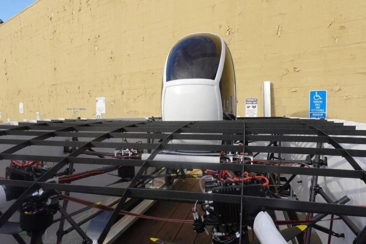 Bununla birlikte Alef, Model A'nın tam boyutlu prototipini 2019 yılından bu yana test ediyor ve bu haber, uçan araçlar için büyük bir adım olarak nitelendiriliyor. Uçan otomobilin dikey kalkış ve iniş sırasında dengede kalmasını sağlayan özel bir döner yalpalı kabin tasarımı bulunuyor.