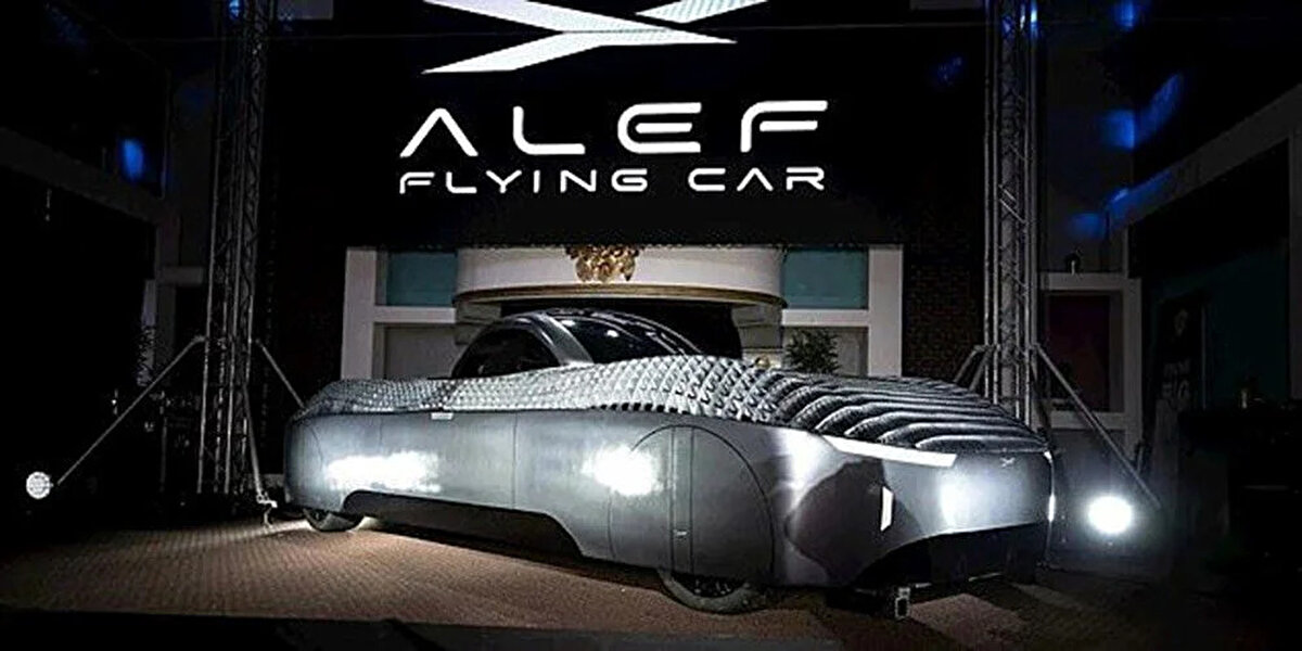 Alef CEO'su Jim Dukhovny, Model A’nın tamamen elektrikli olup halka açık yollarda seyahat edebileceğini belirterek, aracın dikey kalkış ve iniş yapabilme kabiliyetiyle tasarlandığını açıkladı. Model A, karada 320 kilometre, havada ise 177 kilometre boyunca yolculuk yapabiliyor.