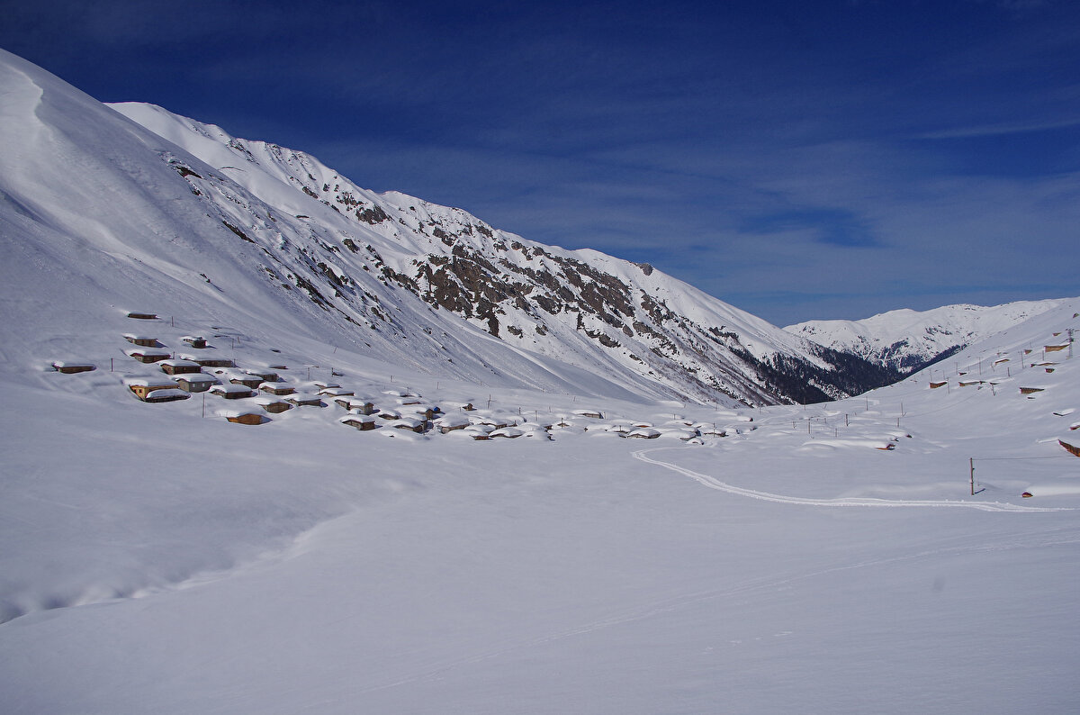 Mikroplastik kirliliğinin gelecekte büyük tehlike olacağını söyleyen Rize TOBB Fen Lisesi öğrencisi Eyüphan Albayrak da, "5 farklı lokasyonda numuneleri aldık ve laboratuvar ortamında inceledik. Elde ettiğimiz sonuçlarla Türkiye´de ilk defa mikroplastiklerin kar ile yeryüzüne taşındığını kanıtlamış olduk. Bulduğumuz mikroplastiklerin tümü fiber tipliydi. Bunlar çoğunlukla kullandığımız sentetik tekstillerden atmosfere karışıp insan etkisinden çok uzak yerlere taşındığını gösteriyor. Eğer plastik malzemeleri bu şekilde kullanmaya devam edersek, daha uzak alanları tehdit ederek oradaki canlıları kötü etkileyeceğiz. Uzun bir süreçten geçtik ve sonucunda Türkiye 3´üncüsü olduk; gururluyuz. <br><br>