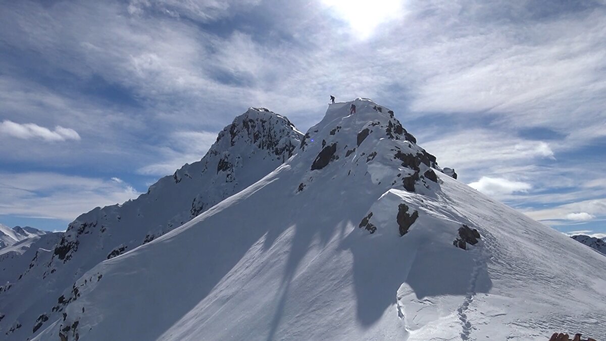 Gençler çalışmalarını projelendirerek TÜBİTAK´ın lise öğrencileri arasında düzenlediği `Kutup projeleri´ yarışmasına katıldı. Milyonlarca parçaya ayrılıp yok olmadan doğada kalan `mikroplastik´lerin, atmosferde dolaşıp, kar yoluyla içme suyu kaynağı olan derelere ve denize karışma riskini gözler önüne seren öğrenciler, projeleriyle Türkiye 3´üncüsü oldu.  <br><br>