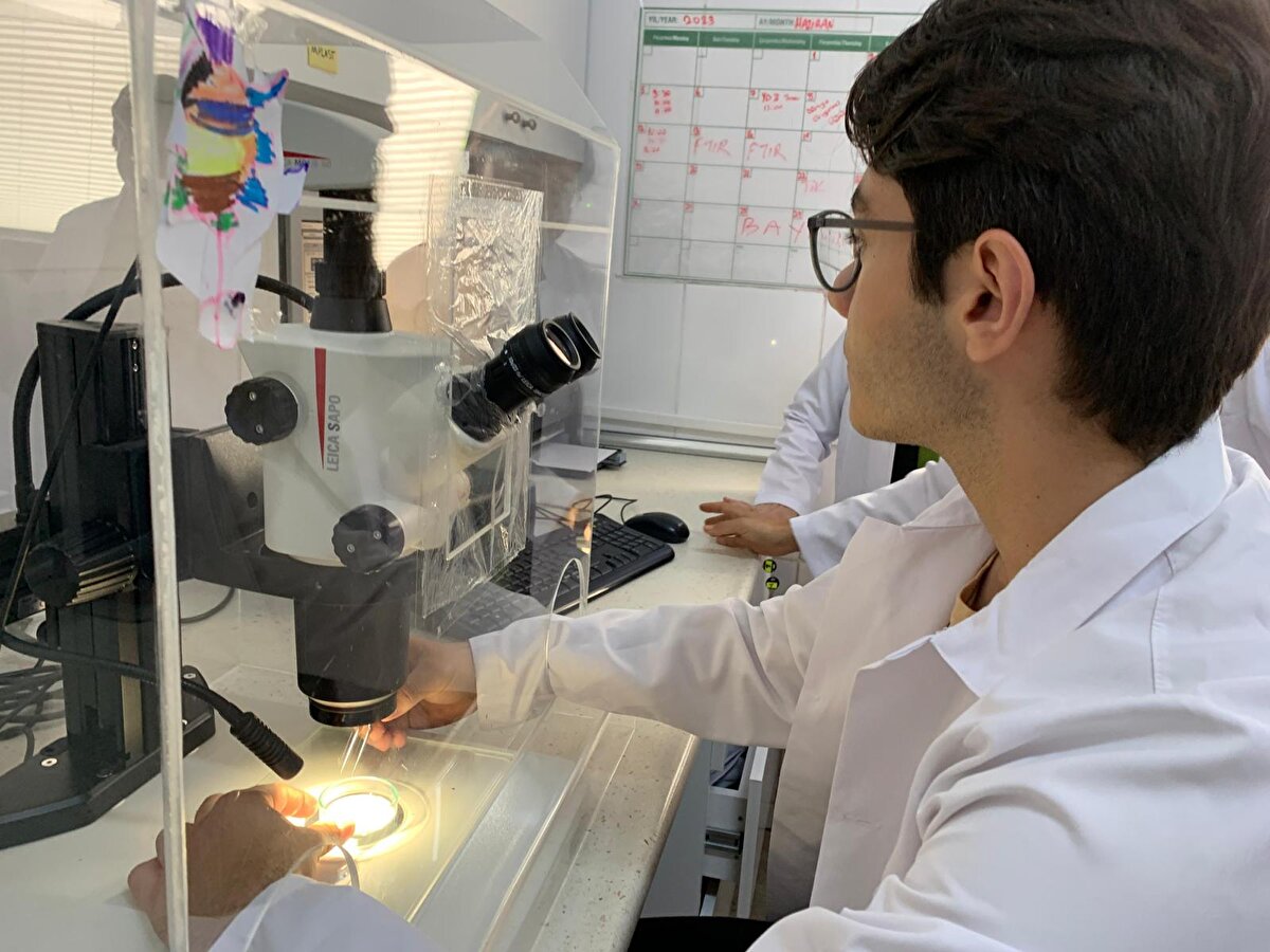 Projeden önce `kar bembeyaz, temiz´ diye düşünürdük. Hatta kar yediğimiz bile olmuştur. Artık karın bile masum olmadığını biliyoruz. Bulduğumuz sonuçlar, mikroplastiklerin ileride ne kadar büyük tehlike olduğunu gösteriyor ve gelecekte dünyayı büyük oranda tehdit edeceğini gözler önüne seriyor. Bunlar da bizi korkutuyor" ifadelerinde bulundu. <br><br>