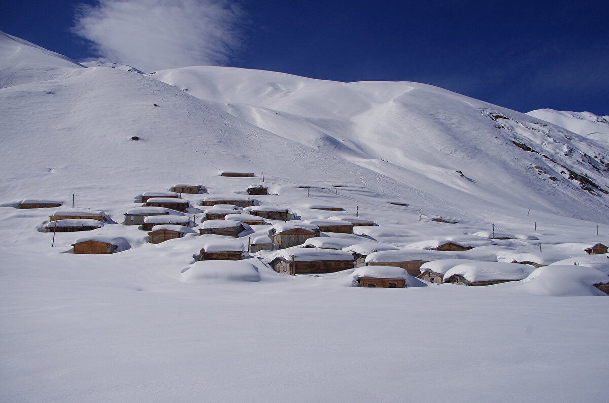 Proje ekibinde yer alan Alperen Açıkmeşe, `Ulusal Kutup Bilim Seferi´ne giden Türk bilim insanlarının çalışmalarının projelerine esin kaynağı olduğunu söyledi. Açıkmeşe, "Antarktika'dan alınan numunelerde Türk bilim insanları tarafından `mikroplastik´ tespit edilmişti. Bu bizi de Antarktika gibi uzak bir yerde mikroplastiklere rastlanıldıysa `acaba bizim yaylalarımızda da mikroplastik var mıdır´ diye düşündürdü. Bu düşüncemizi Ülgen Aytan Hocamıza anlattık. Hocamız bize numuneleri nasıl alıp nasıl analiz edeceğimizi öğretti. Eğitimden sonra aldığımız numuneleri laboratuvarda inceledik; analizlerin sonucunda mikroplastiklere rastladık. Biz bu araştırma ile mikroplastiklerin ne kadar sınır tanımaz bir kirletici olduklarını bir kez daha gözler önüne seriyoruz. Bunun sonucunda mikroplastiklerin ne kadar olumsuz sonucu varsa onları da göreceğiz" dedi. <br><br>