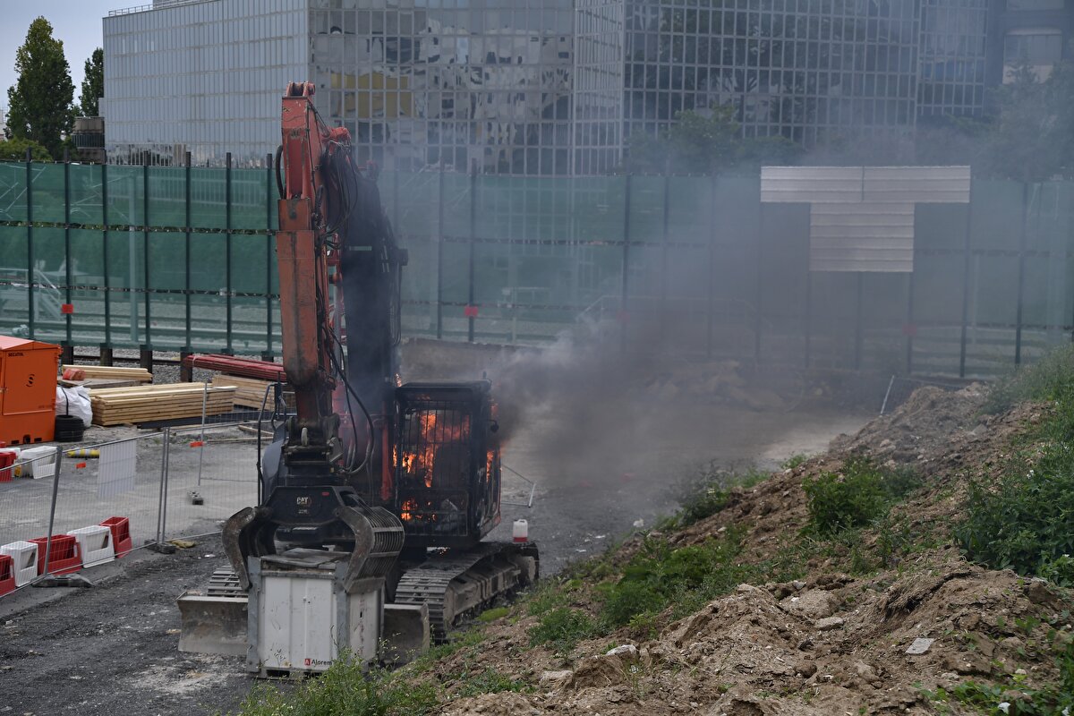 Bordo ve Lille kentlerindeki olaylara müdahale etmek için özellikle terör ve organize suçlara karşı mücadele eden RAID ismi verilen özel polis timi görevlendirildi.<br><br>