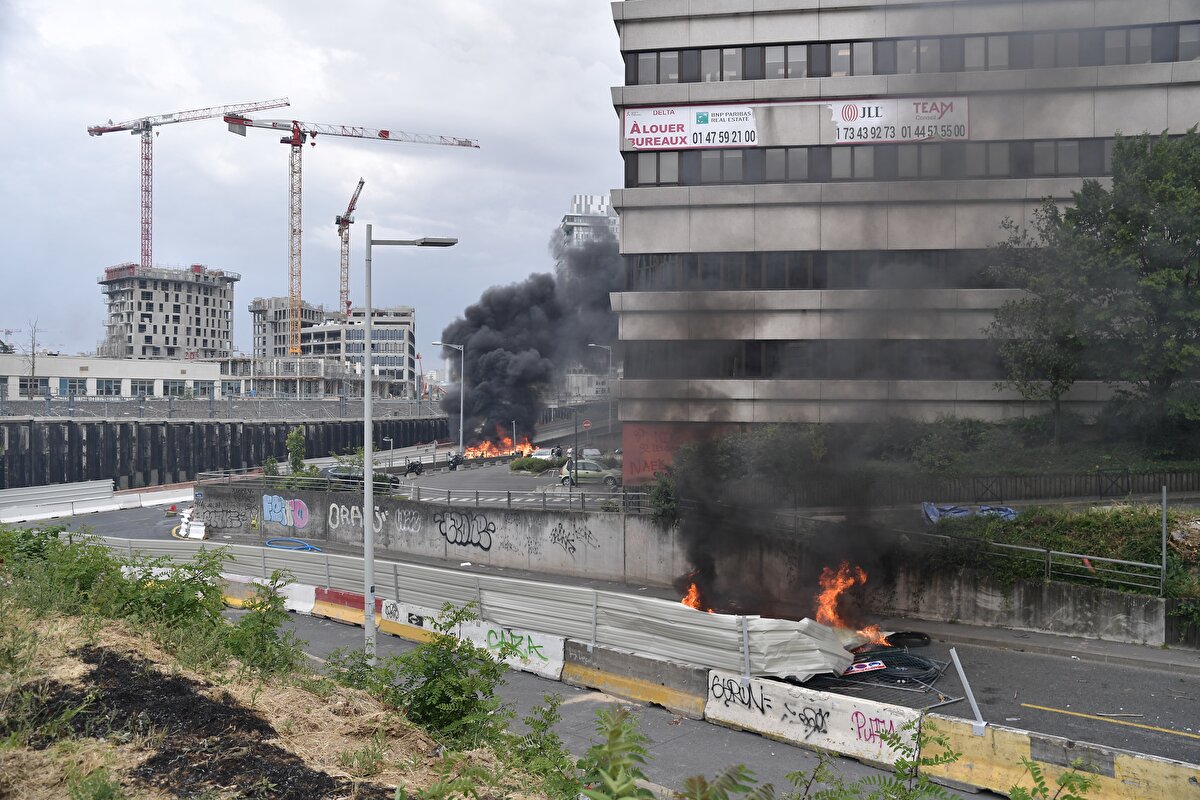Farklı kentlerde araç, kamu eşyaları ve çöp bidonlarını ateşe veren eylemciler polise havai fişek fırlattı. Marsilya, Paris ve Lille kentlerinde ise mağazalar yağmalandı.<br><br>
