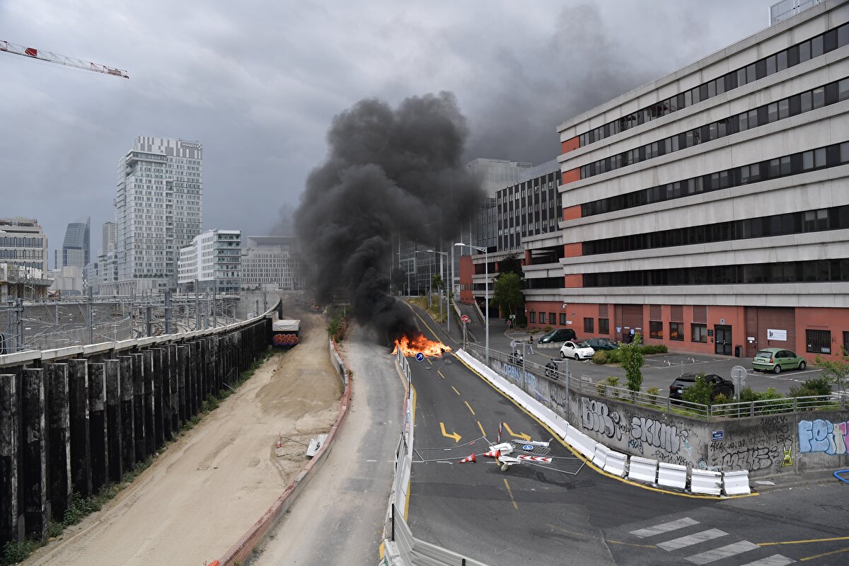 Ülke genelinde 29 Haziran'da çıkan olaylarda 176 kişi gözaltına alındı.<br><br>Nael M'nin ölümünden sonra özellikle İle-de-France bölgesinde de 3 gecedir süren olaylar nedeniyle bu bölgede yerel saat ile 21.00'den itibaren tüm otobüs ve tramvay seferleri iptal edildi.<br><br>