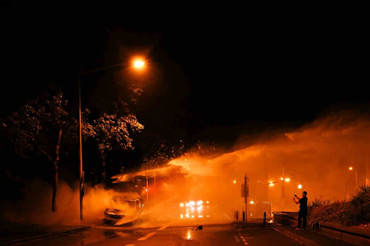 Marsilya Belediye Başkanı Benoit Payan'ın talebi üzerine kente takviye polis gönderildi. Marsilya sokaklarını yangın yerine çeviren göstericiler, güvenlik güçlerinin müdahalesine de havai fişeklerle karşılık verdi. Val-d'Oise'de ise göstericiler Persan belediye binasını ateşe verdi. İçişleri Bakanlığından yapılan açıklamada, şiddet olayları nedeniyle 88'i Marsilya'da olmak üzere ülke genelinde 994 kişinin gözaltına alındığı duyuruldu.<br><br>