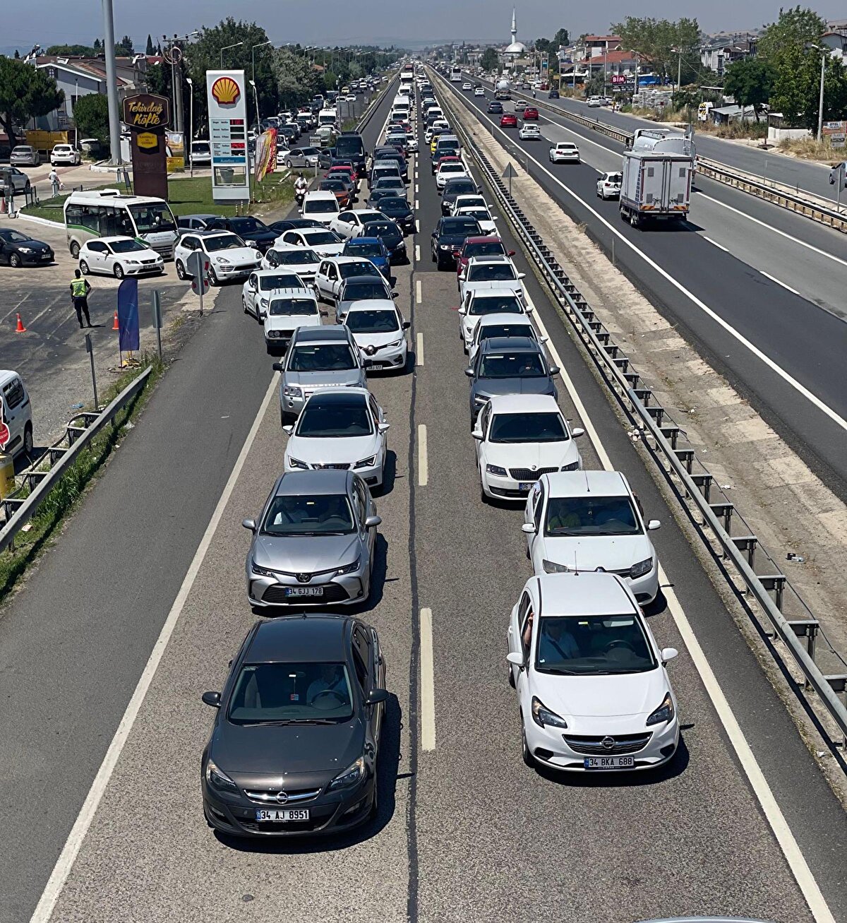 Polis ve jandarma tedbir alırken, emniyet şeridini kullanan sürücülere ceza kesildi.<br><br>