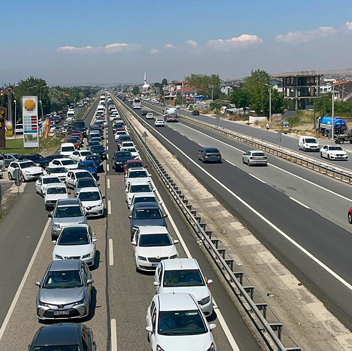 Bayramın son günü, Tekirdağ'dan İstanbul yönüne doğru trafik oluştu. İstanbul'a sınır Marmaraereğlisi ilçesinde araç kuyruğu, zaman zaman 4 kilometreyi buldu.<br><br>