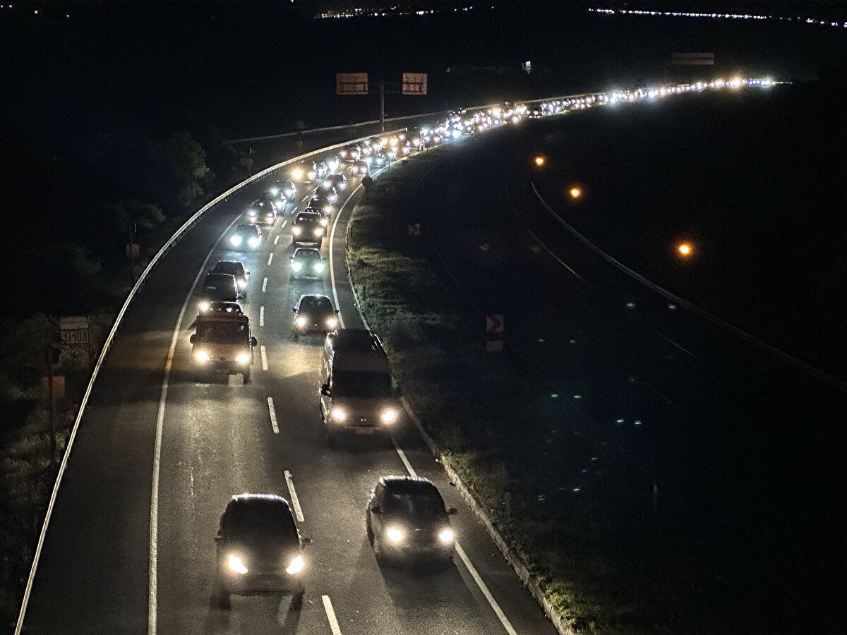 Sakarya, Kocaeli ve İstanbul gibi illere gitmek isteyenlerin kullandığı Kemikli rampalarında kontrollerini aralıksız sürdüren Karayolları ve trafik ekipleri, sürücüleri kurallara uymaları ve dikkatli olmaları konusunda uyarıyor.<br><br>