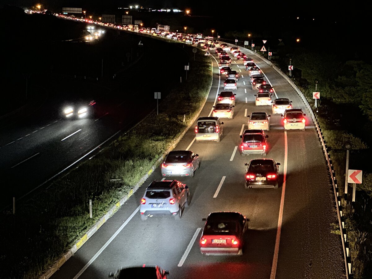 Bayram tatilinin ardından dönüş yoluna çıkanlar, D-100 kara yolunun Eskipazar ilçesi sınırlarındaki 13 kilometrelik bölümde trafiğin yavaşlamasına neden oldu.<br><br>